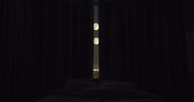 dark sleep environment advantage